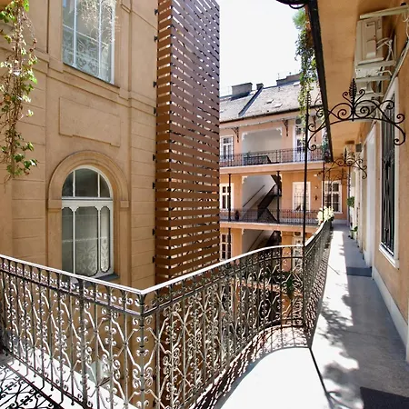 By Hi5- Jozsef Koerut Apartament *