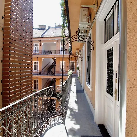 By Hi5- Jozsef Koerut Apartament Budapeszt