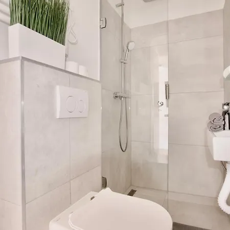 By Hi5- Jozsef Koerut Budapeszt